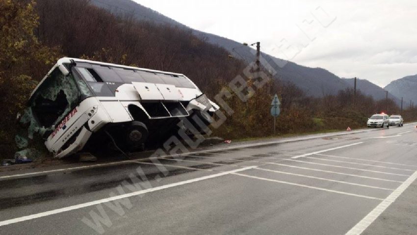 [FOTO] Autocar cu 34 de pasageri a lovit un cap de pod și s-a răsturnat