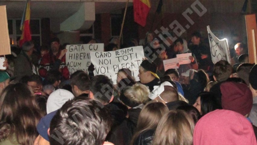 „Nouă ne pasă! România nu se lasă!” Protestele continuă în toată țara, inclusiv Reșița și Timișoara