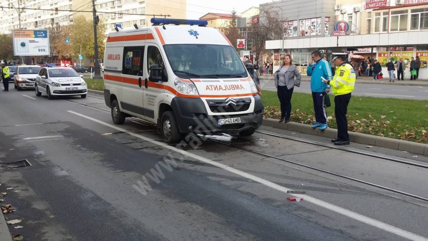 [FOTO-VIDEO] Accident la Reşiţa: O ambulanţă cu pacient a lovit un autoturism