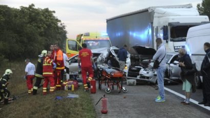 Un microbuz înmatriculat în România, implicat într-un grav accident rutier în Ungaria. 1 mort şi 15 răniţi