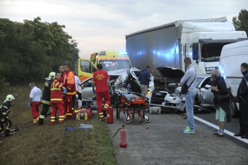 Un microbuz înmatriculat în România, implicat într-un grav accident rutier în Ungaria. 1 mort şi 15 răniţi