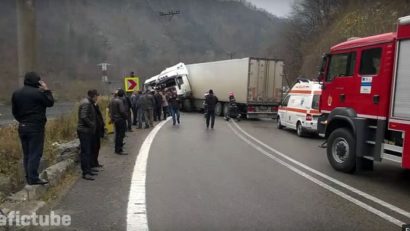 [VIDEO] Accident frontal între două TIR-uri, pe Valea Oltului, surprins de camera de filmat