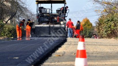 Drumuri pline de gropi sau rămase neasfaltate de mai mult timp