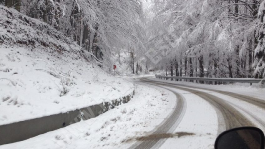 [FOTO] Se circulă în condiţii de iarnă în zona montană din Caraş-Severin