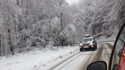 În Caraș Severin se circulă în condiții de iarnă, fără drumuri blocate