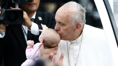 Copilul sărutat pe creştet de Papa Francisc se vindecă miraculos de o tumoare la creier