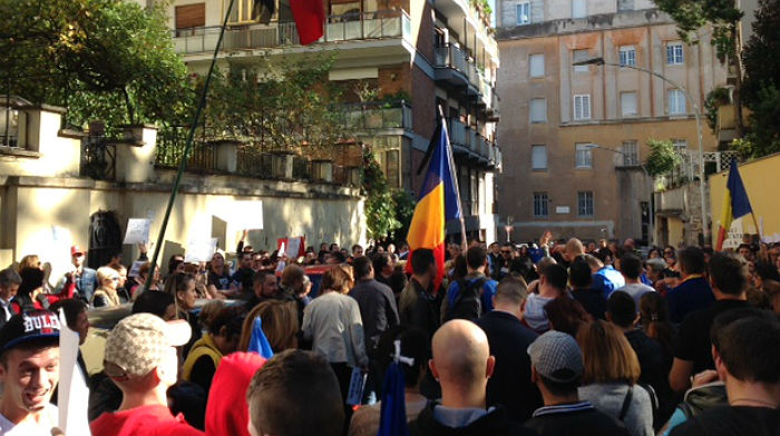 Proteste la Ambasada României din Roma