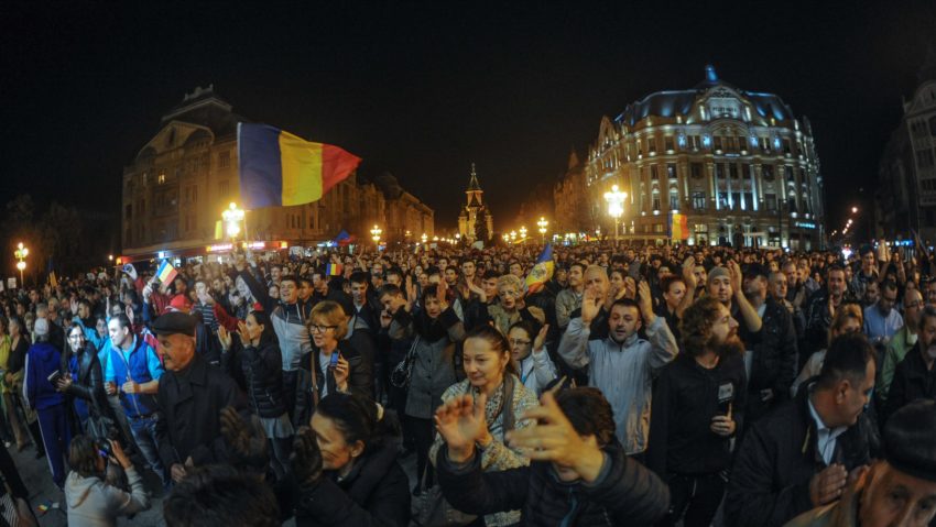 Klaus Iohannis, în Piața Universității alături de protestatari