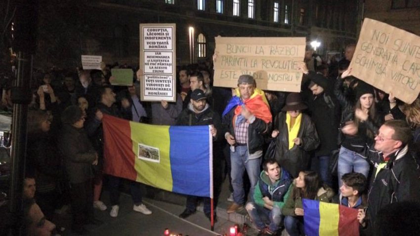 [FOTO] A cincea zi de proteste. Românii nu se lasă. Mii de oameni au ieşit din nou în stradă