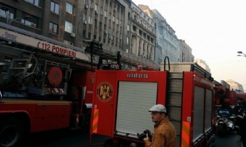 Incendiu la un bloc de pe Bulevardul Magheru. Un bărbat a suferit arsuri