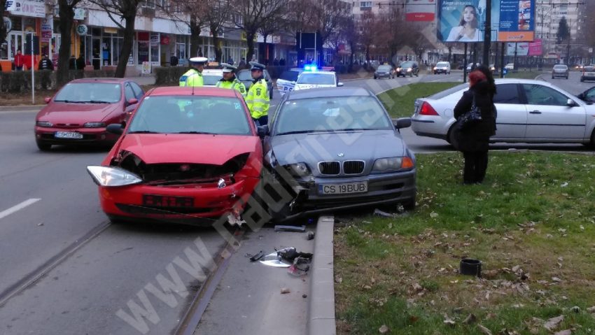 Coliziune între femei într-o intersecţie din Reşiţa