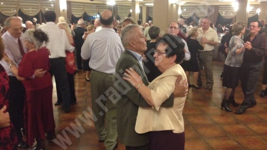 [AUDIO-FOTO] Sute de pensionari din Reşiţa au sărbătorit anticipat Revelionul