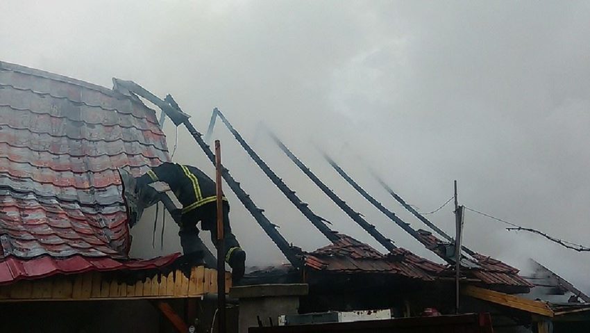 Incendiu de amploare stins de pompieri după 4 ore