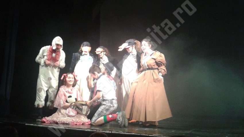 [ AUDIO-FOTO] Teatrul de Vest din Reșița aduce bucurie copiilor nevoiași