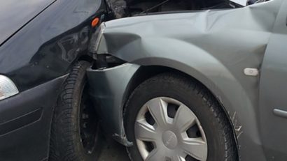 Beat și cu numere de înmatriculare expirate, a fugit de la accidentul pe care l-a provocat