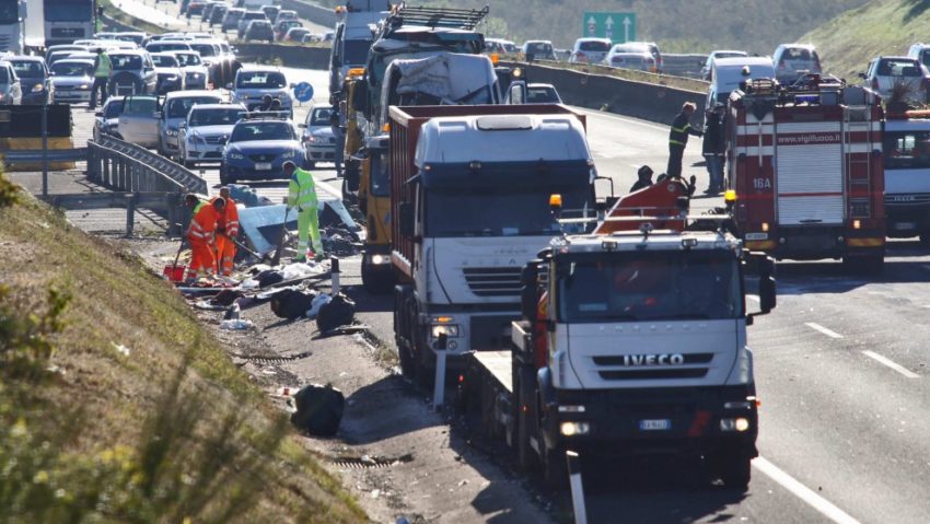 Accident grav cu 44 de răniţi. 50 de autovehicule s-au ciocnit