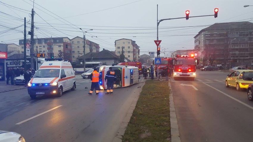 [FOTO] Accident grav între o ambulanţă în misiune, un autoturism şi un biciclist