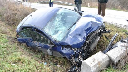 Viteza şi neatenţia continuă să provoace accidente