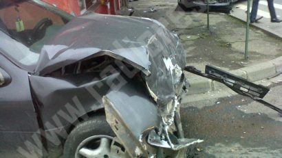 Impact puternic între un Opel și un Audi, într-o intersecție din Reșița