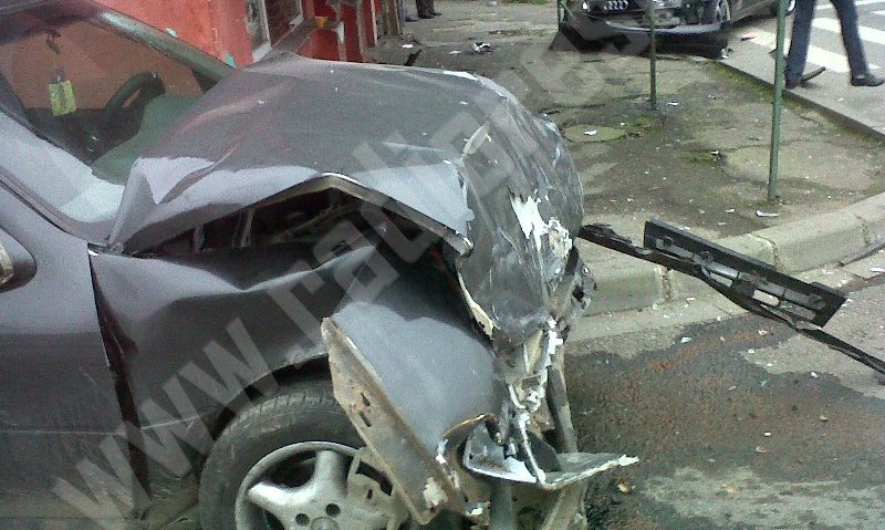 Impact puternic între un Opel și un Audi, într-o intersecție din Reșița