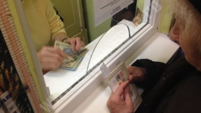 [AUDIO-FOTO] Pensionarii din Caraş-Severin se împrumută la CARP pentru a avea lemne la iarnă