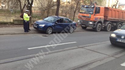 [FOTO] Accident rutier între un autocamion şi un autoturism