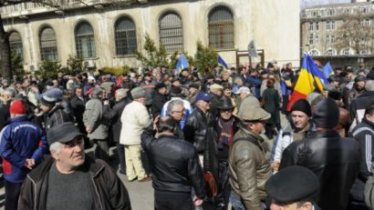 Protest de amploare în faţa Guvernului