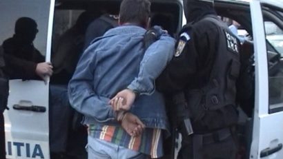 Tinerii care au săvârșit în prima zi de Crăciun două tâlhării în Reșița au fost reținuți de polițiști!