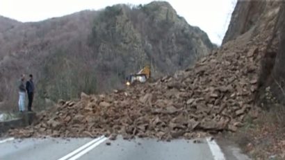 Alunecare de teren pe Valea Oltului. Traficul rutier, întrerupt pe ambele sensuri