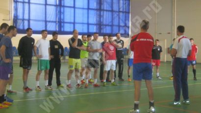 Handbaliştii de la HC Adrian Petrea se antrenează, din nou, în sala de sport a Liceului Teoretic „Traian Vuia” Reşiţa