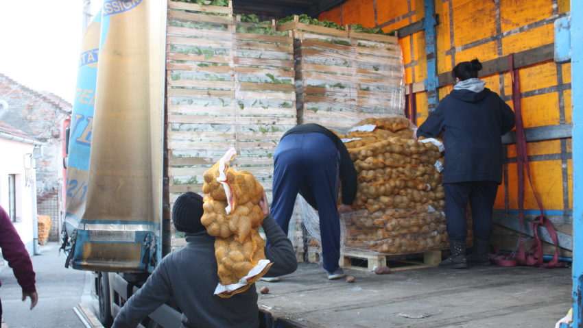 Peste 6 tone de legume confiscate de poliţiştii din Mehedinţi