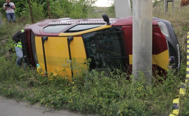 Tânăr băut la volan a lovit cu maşina un stâlp de beton şi s-a răsturnat