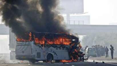 Autobuz în flăcări! 14 persoane au murit, iar alte 31 sunt rănite