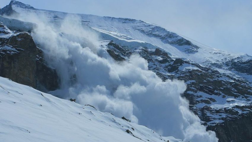 Doi morți, trei răniți și cinci persoane dispărute într-o avalanşă în Alpii francezi