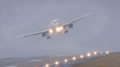 Un bărbat a încercat să deschidă ușa avionului, în zbor, ca să fumeze o țigară, la 11.000 de metri