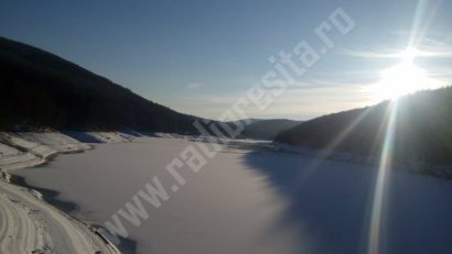 [FOTO] Peisaje desprinse din poveşti la Văliug. Lacul a îngheţat bocnă