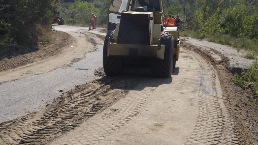 În Mehedinţi se lucrează, în condiţii de iarnă, la consolidarea unui drum judeţean