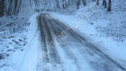 Iarna nu-i ca vara. Vezi aici cum se circulă pe drumurile din vestul ţării!