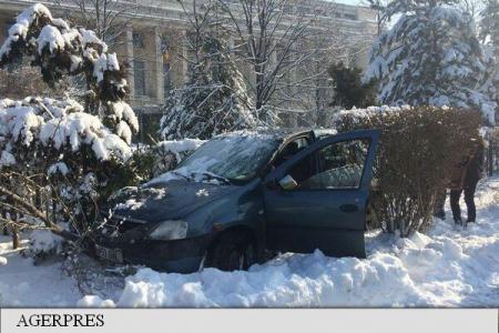 Un bărbat a intrat cu mașina în arbuștii din fața Palatului Victoria