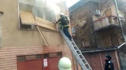 [VIDEO] O femeie a murit într-un incendiu izbucnit în centrul Aradului