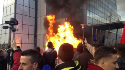 Sediul Guvernului din Kosovo, incendiat de protestatari