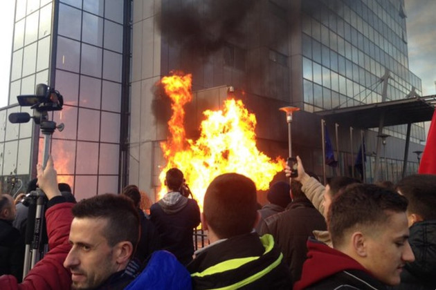 Sediul Guvernului din Kosovo, incendiat de protestatari