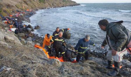 Un copil de doi ani – primul migrant mort în 2016 în Marea Egee