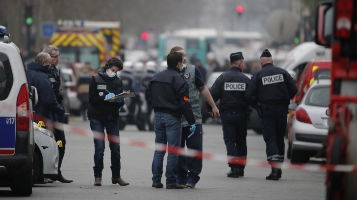 Alertă cu bombă în Paris. Cinci licee au fost evacuate