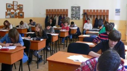 Elevii claselor a XII-a şi a XIII-a de liceu încep probele din cadrul simularii examenului de bacalaureat