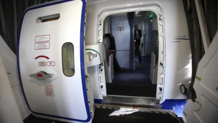 A încercat să deschidă uşa unui avion în zbor