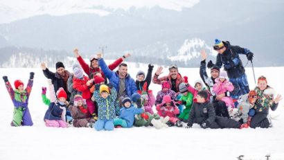 Copiii cu dizabilităţi învaţă să schieze pe Muntele Mic!