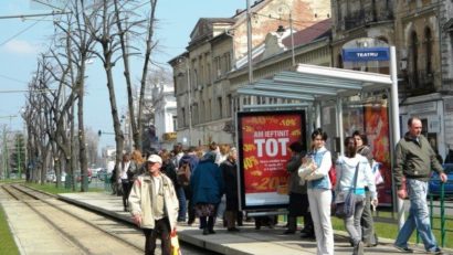 O tânără a născut într-o staţie de tramvai din Arad