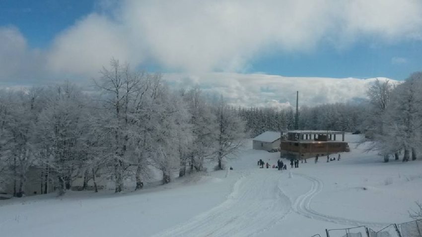 Zi superbă de iarnă în Munţii Banatului, însă nu au lipsit accidentele