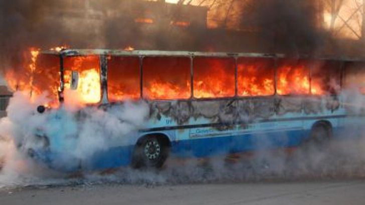 Autobuz în flăcări!